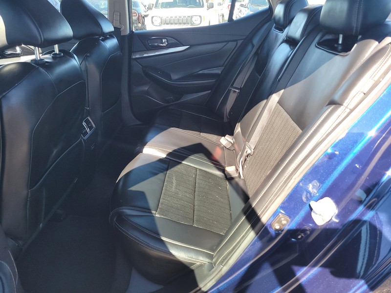 Nissan Maxima Vehicle Full-screen Gallery Image 10