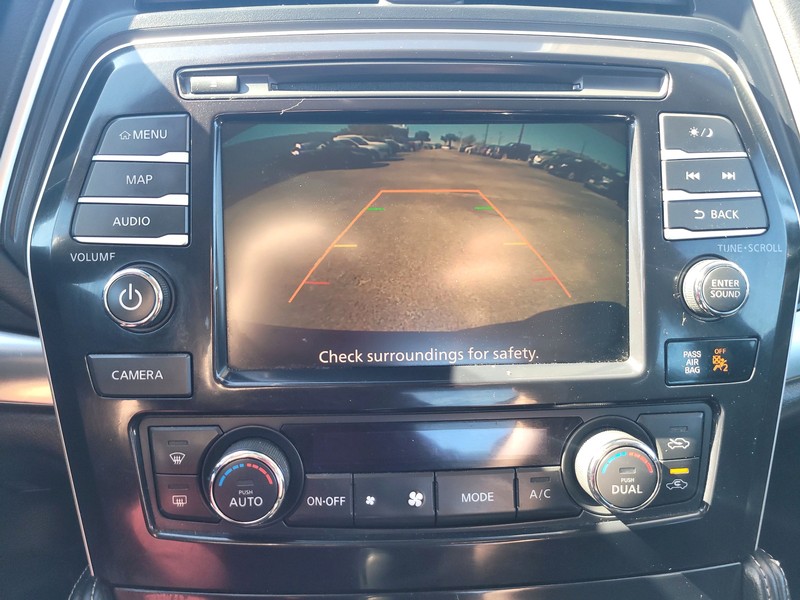 Nissan Maxima Vehicle Full-screen Gallery Image 17