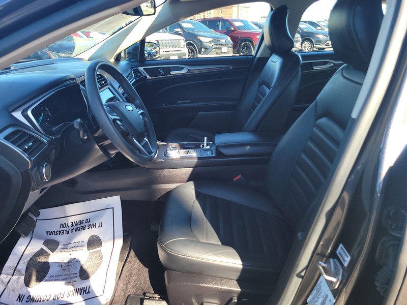 Ford Fusion Vehicle Full-screen Gallery Image 8