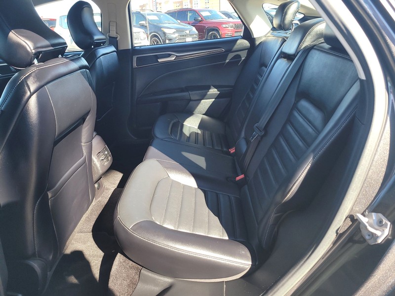 Ford Fusion Vehicle Full-screen Gallery Image 9