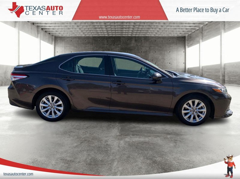 Toyota Camry Vehicle Full-screen Gallery Image 4