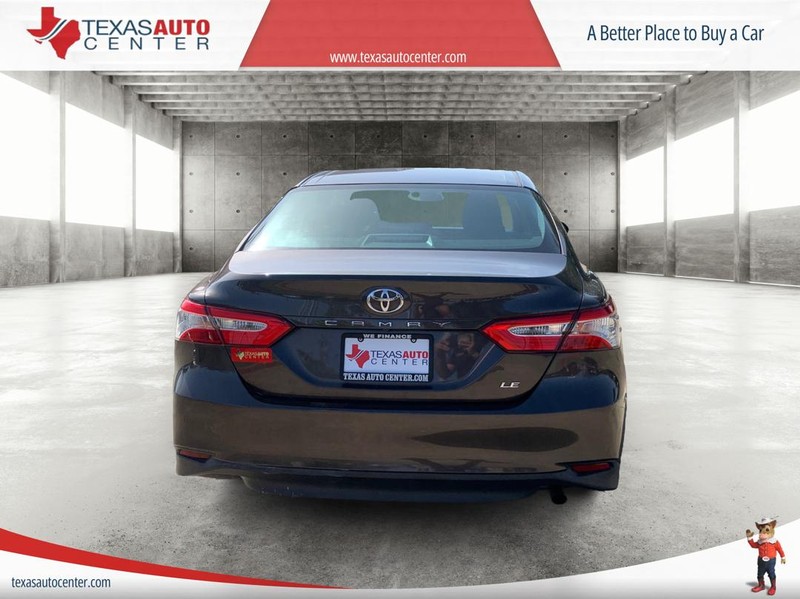 Toyota Camry Vehicle Full-screen Gallery Image 6