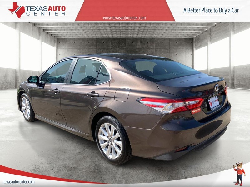Toyota Camry Vehicle Full-screen Gallery Image 8