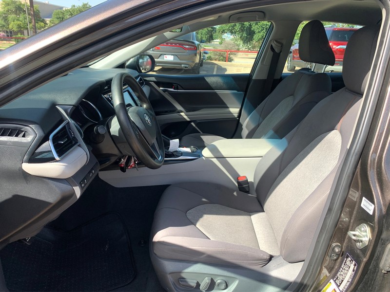 Toyota Camry Vehicle Full-screen Gallery Image 9