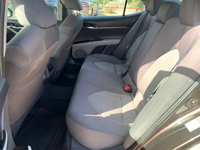 Toyota Camry Vehicle Full-screen Gallery Image 10