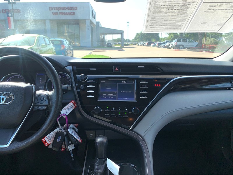 Toyota Camry Vehicle Full-screen Gallery Image 11