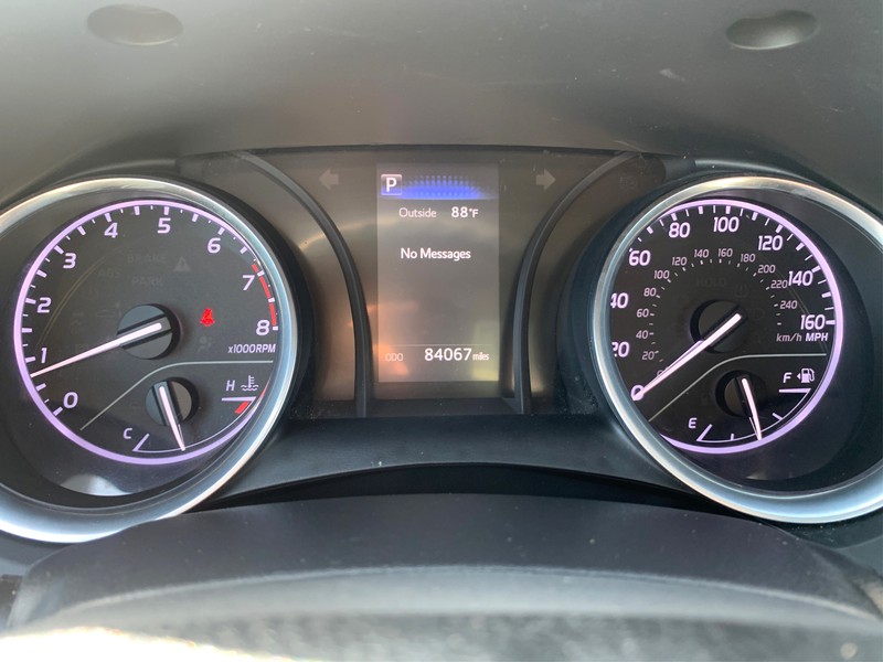 Toyota Camry Vehicle Full-screen Gallery Image 13