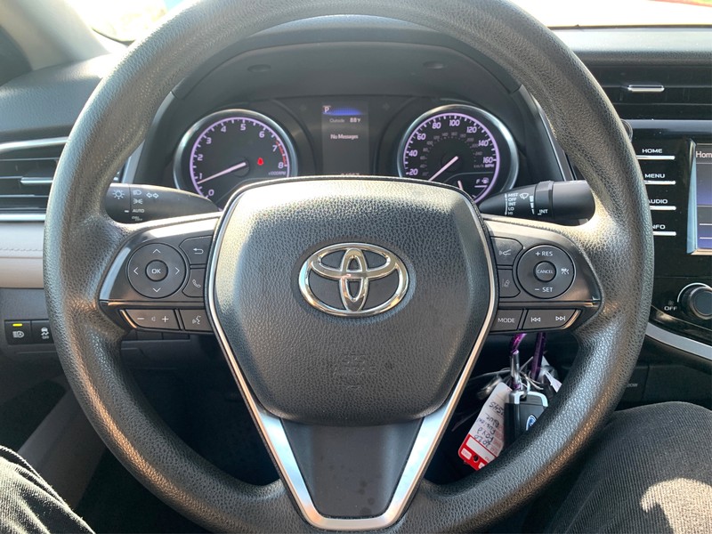 Toyota Camry Vehicle Full-screen Gallery Image 14