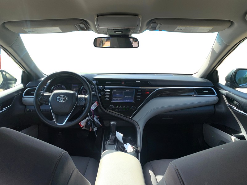 Toyota Camry Vehicle Full-screen Gallery Image 15