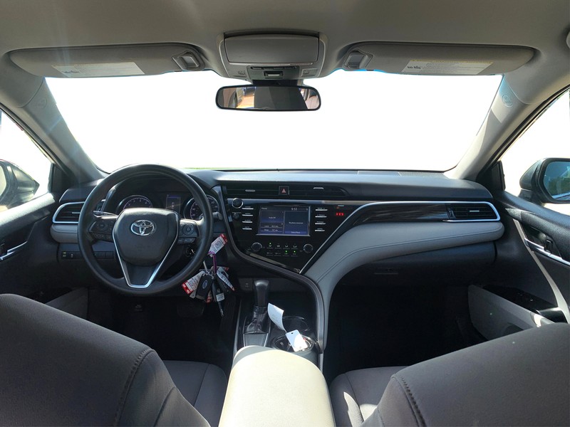 Toyota Camry Vehicle Full-screen Gallery Image 16