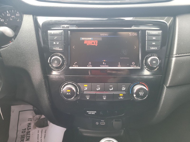 Nissan Rogue Vehicle Full-screen Gallery Image 11