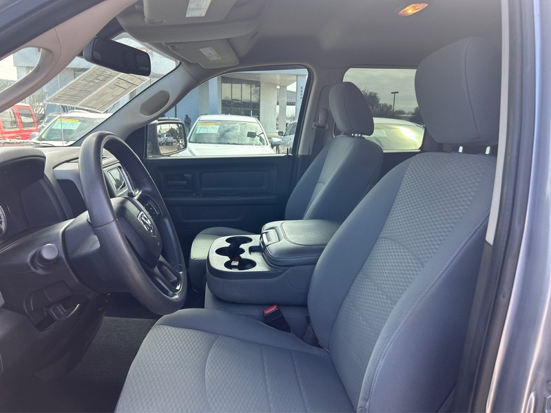 Ram 1500 Classic Vehicle Full-screen Gallery Image 5