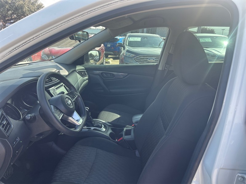 Nissan Rogue Vehicle Full-screen Gallery Image 8