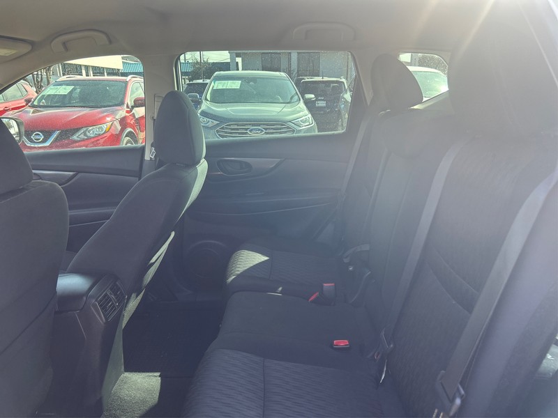 Nissan Rogue Vehicle Full-screen Gallery Image 9