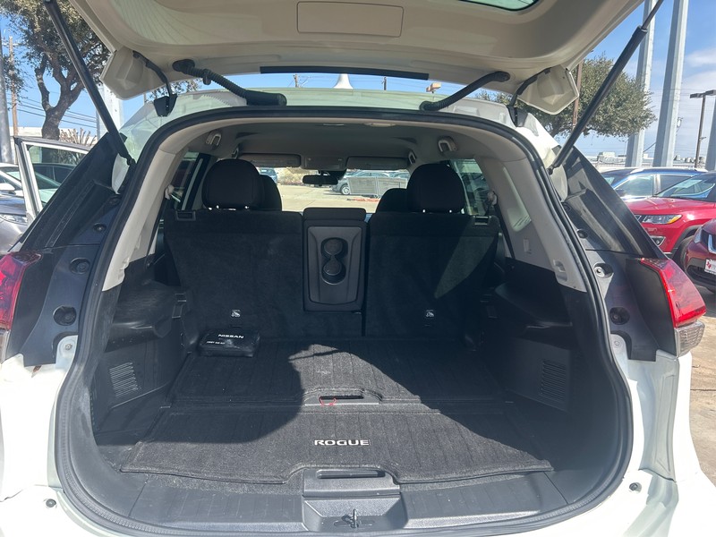 Nissan Rogue Vehicle Full-screen Gallery Image 10