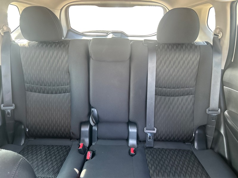 Nissan Rogue Vehicle Full-screen Gallery Image 12