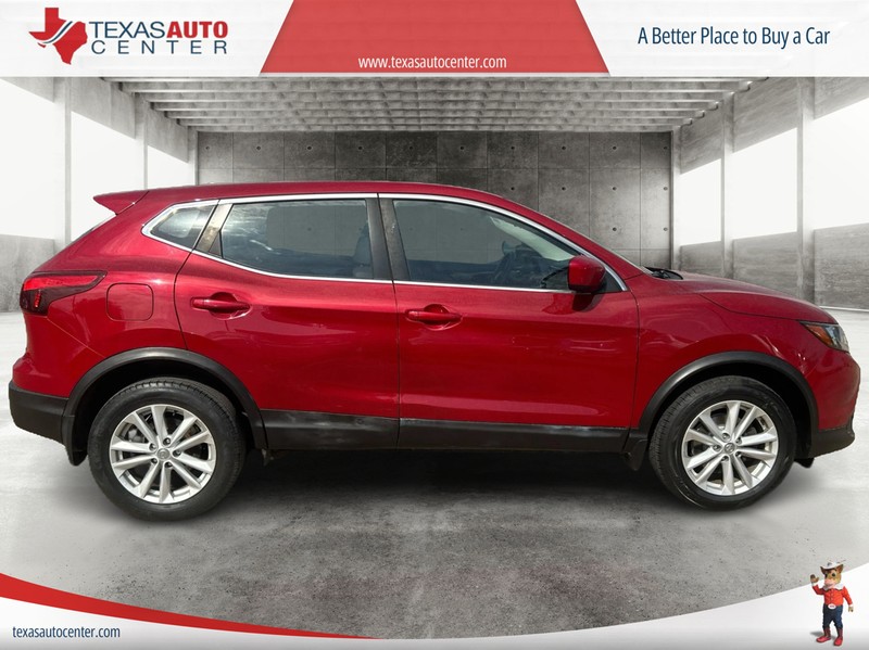 Nissan Rogue Sport Vehicle Full-screen Gallery Image 4