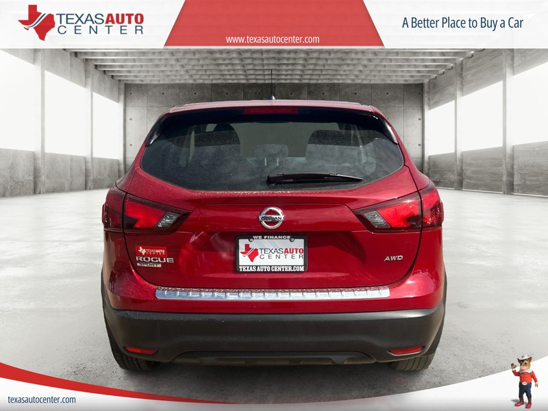 Nissan Rogue Sport Vehicle Full-screen Gallery Image 5