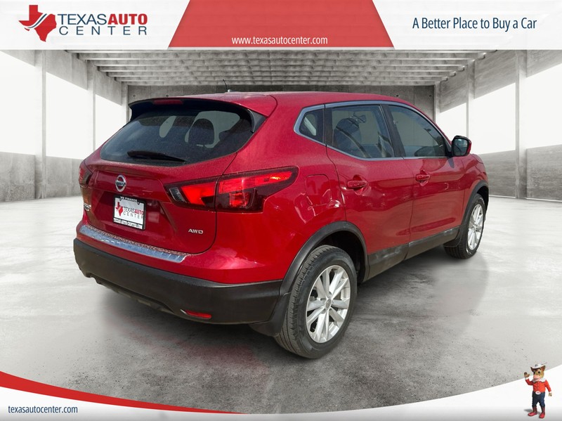 Nissan Rogue Sport Vehicle Full-screen Gallery Image 6