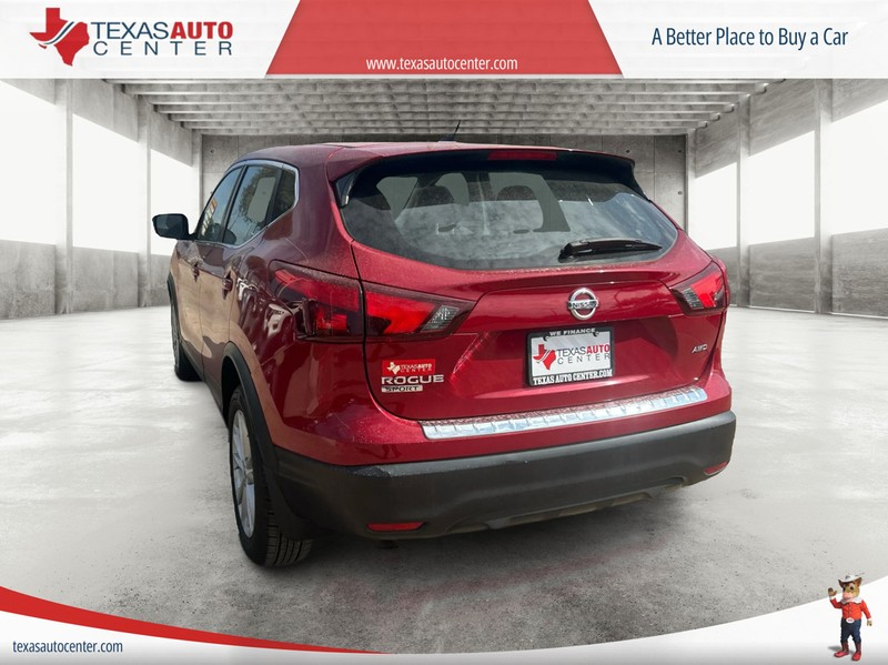 Nissan Rogue Sport Vehicle Full-screen Gallery Image 7