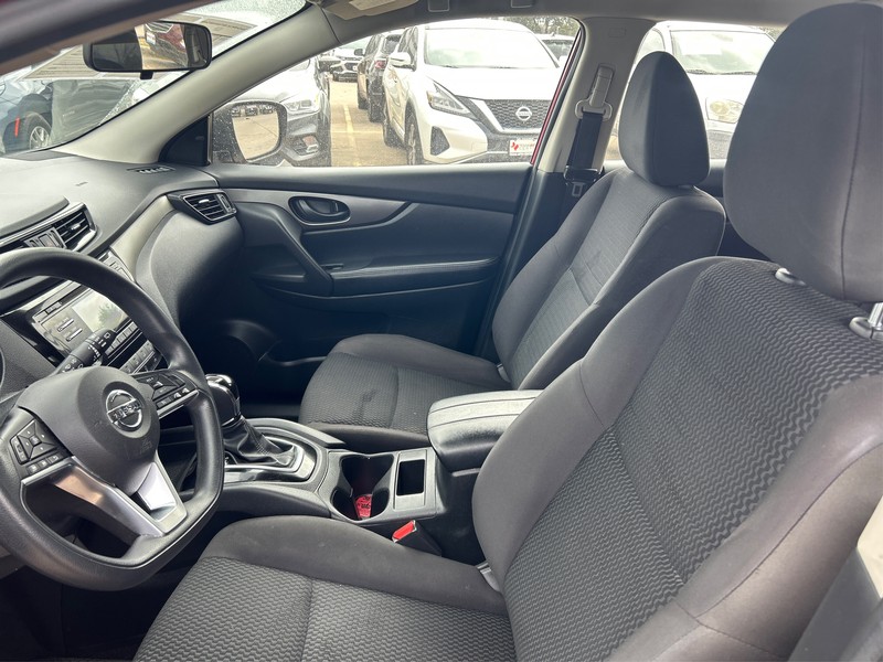 Nissan Rogue Sport Vehicle Full-screen Gallery Image 8