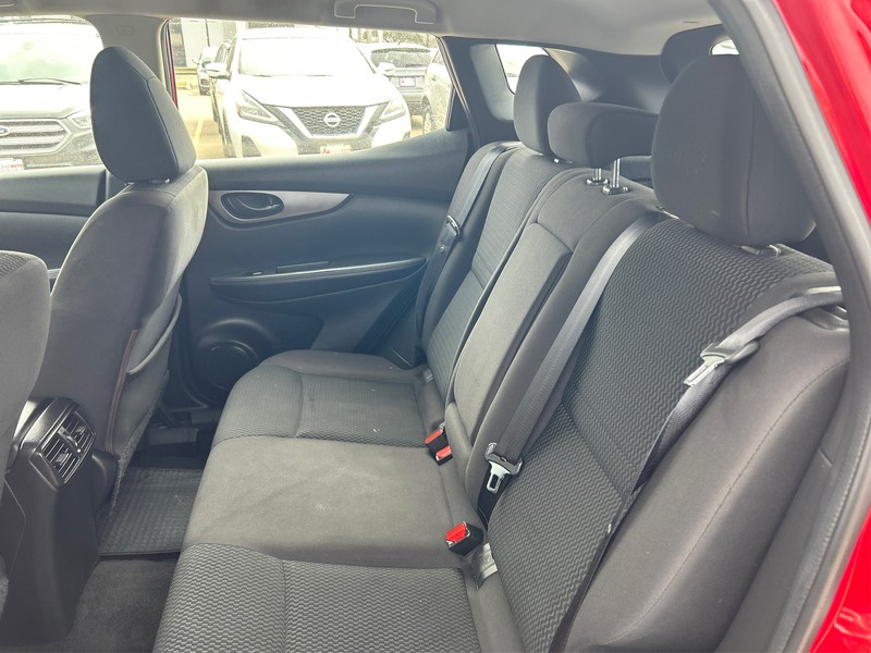 Nissan Rogue Sport Vehicle Full-screen Gallery Image 9