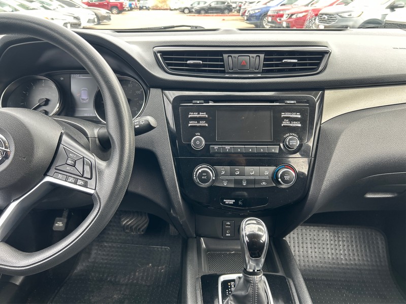 Nissan Rogue Sport Vehicle Full-screen Gallery Image 11