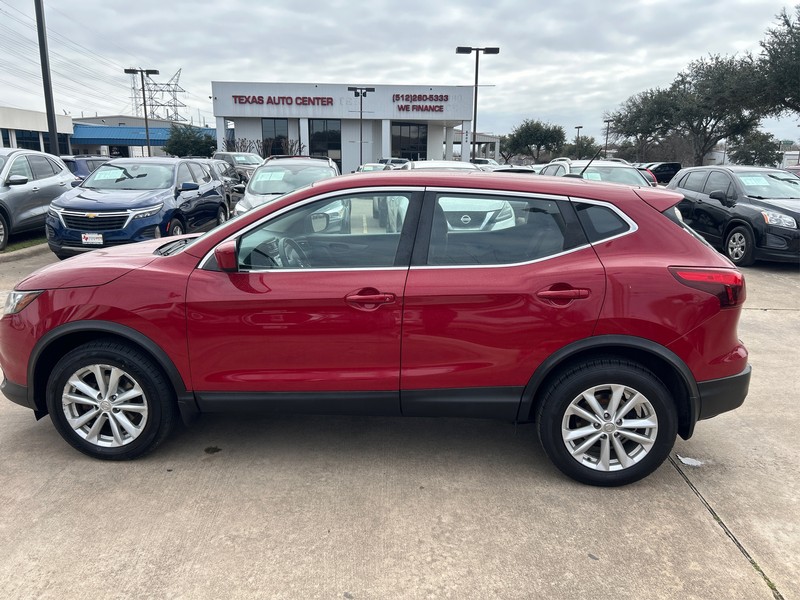 Nissan Rogue Sport Vehicle Full-screen Gallery Image 15