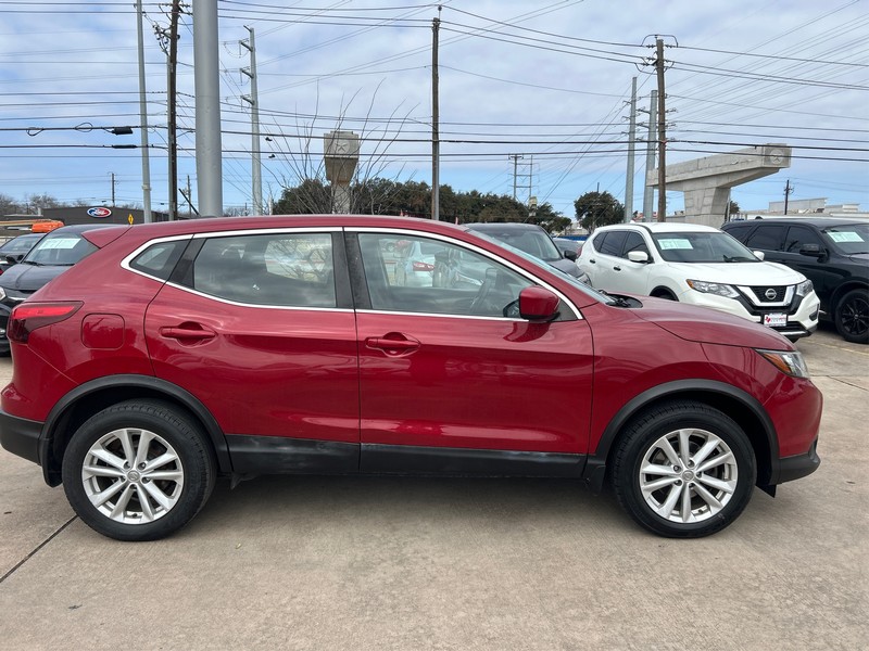 Nissan Rogue Sport Vehicle Full-screen Gallery Image 16