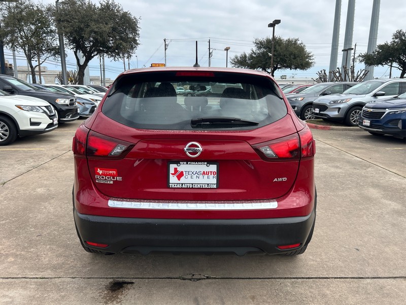 Nissan Rogue Sport Vehicle Full-screen Gallery Image 18