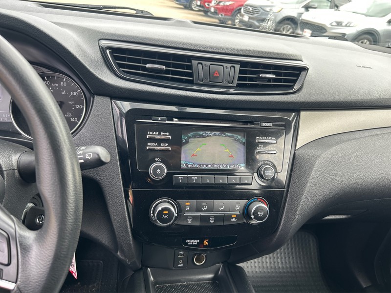 Nissan Rogue Sport Vehicle Full-screen Gallery Image 20