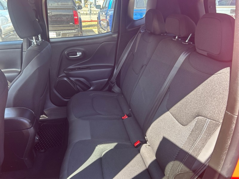 Jeep Renegade Vehicle Full-screen Gallery Image 9