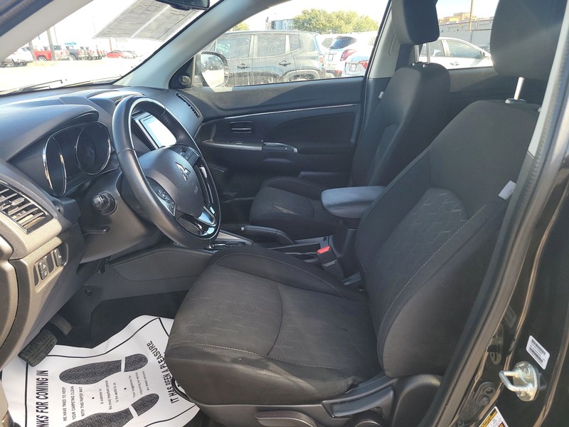 Mitsubishi Outlander Sport Vehicle Full-screen Gallery Image 9