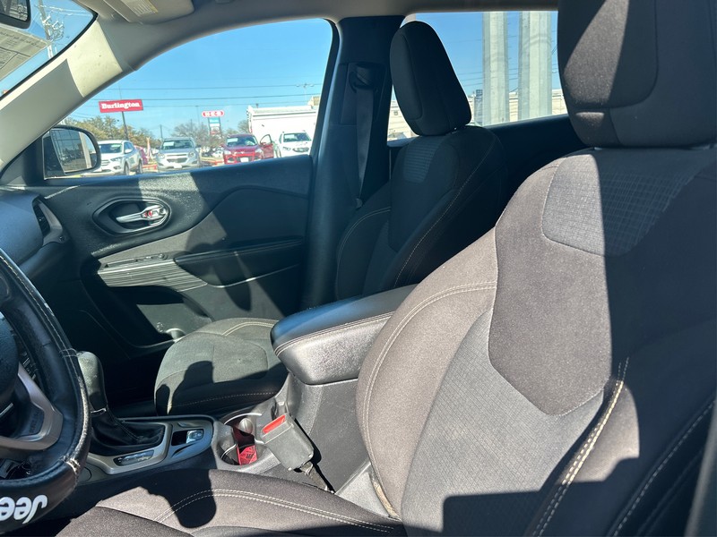 Jeep Cherokee Vehicle Full-screen Gallery Image 09