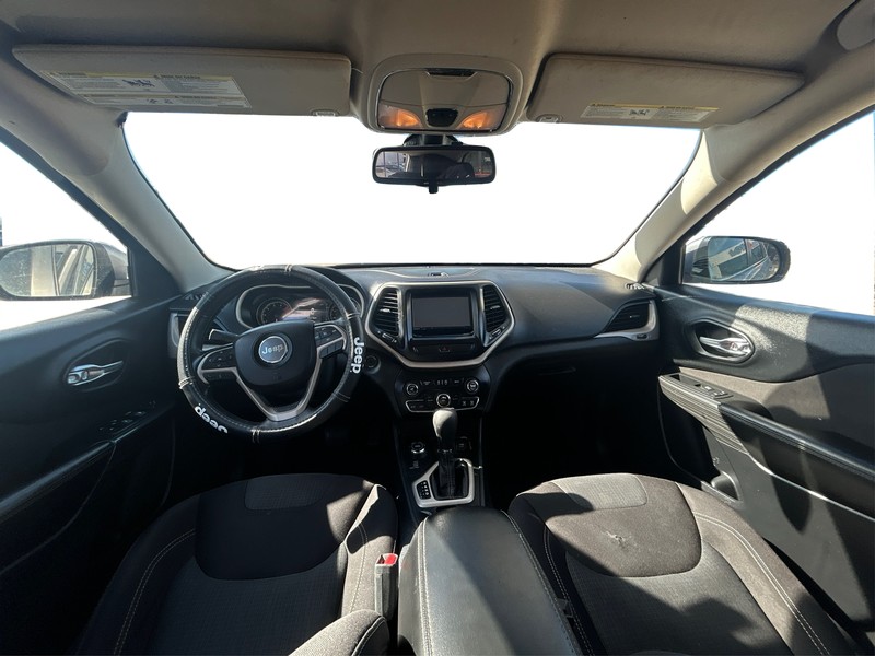 Jeep Cherokee Vehicle Full-screen Gallery Image 16