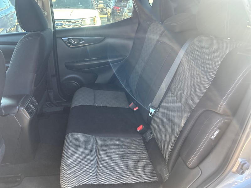 Nissan Rogue Sport Vehicle Full-screen Gallery Image 9