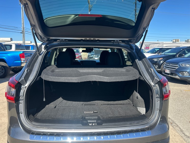 Nissan Rogue Sport Vehicle Full-screen Gallery Image 10