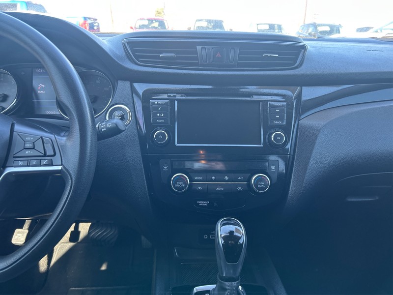 Nissan Rogue Sport Vehicle Full-screen Gallery Image 11