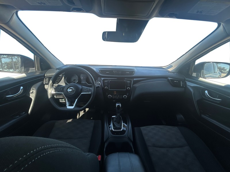 Nissan Rogue Sport Vehicle Full-screen Gallery Image 14