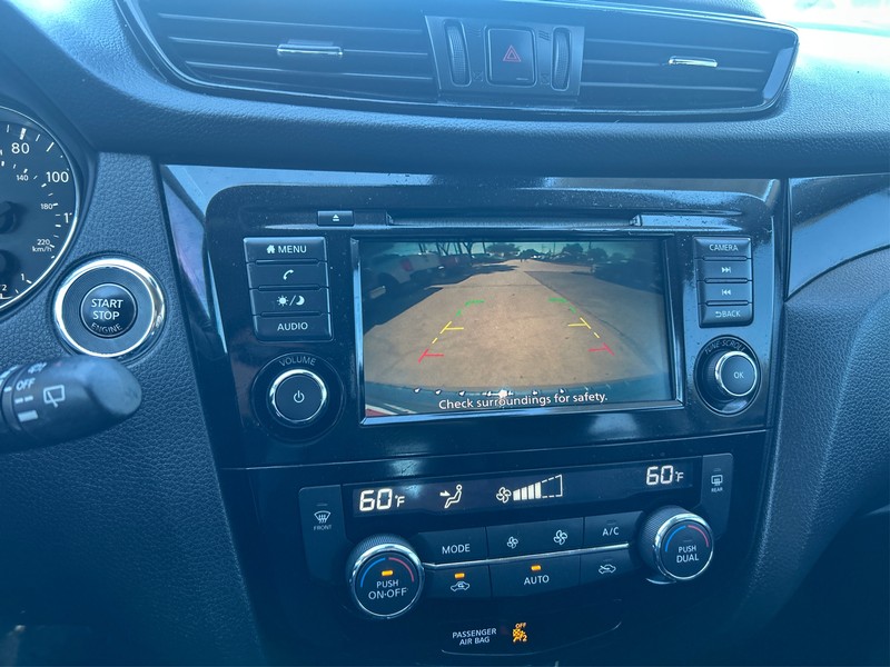 Nissan Rogue Sport Vehicle Full-screen Gallery Image 16