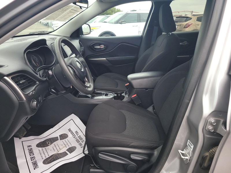 Jeep Cherokee Vehicle Full-screen Gallery Image 9