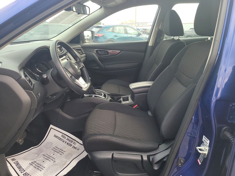 Nissan Rogue Vehicle Full-screen Gallery Image 9