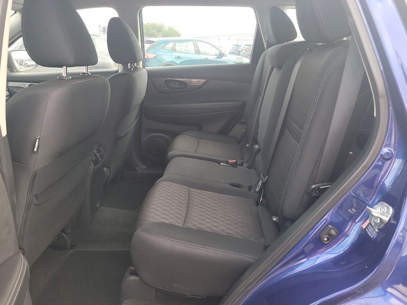 Nissan Rogue Vehicle Full-screen Gallery Image 10