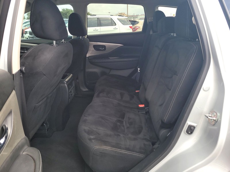 Nissan Murano Vehicle Full-screen Gallery Image 10