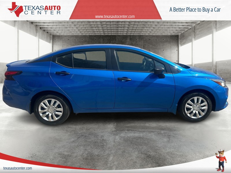 Nissan Versa Vehicle Full-screen Gallery Image 4