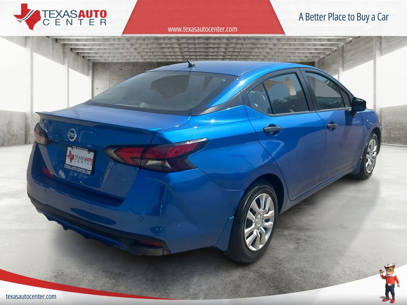 Nissan Versa Vehicle Full-screen Gallery Image 7