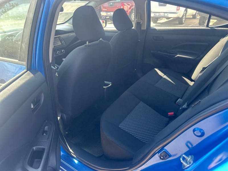 Nissan Versa Vehicle Full-screen Gallery Image 10