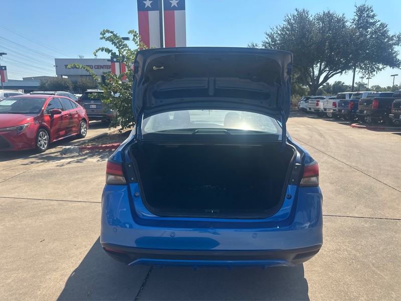 Nissan Versa Vehicle Full-screen Gallery Image 11