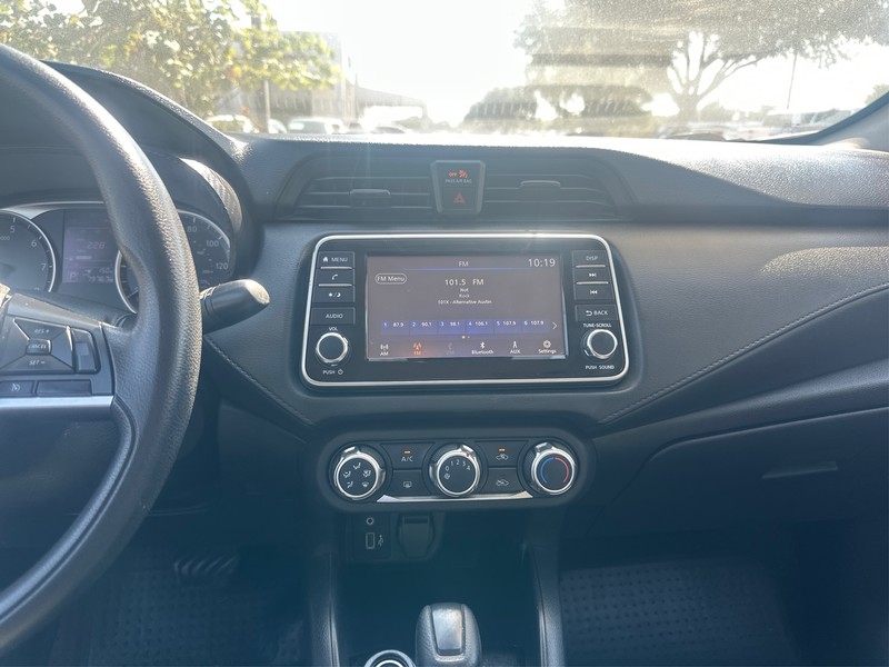 Nissan Versa Vehicle Full-screen Gallery Image 12