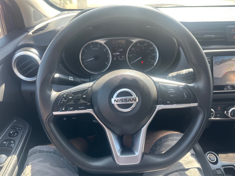 Nissan Versa Vehicle Full-screen Gallery Image 14